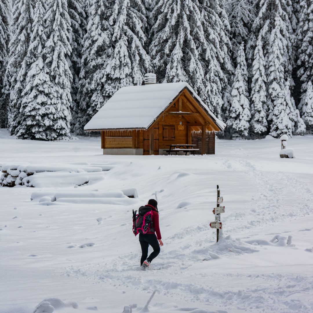 baita in paesaggio innevato