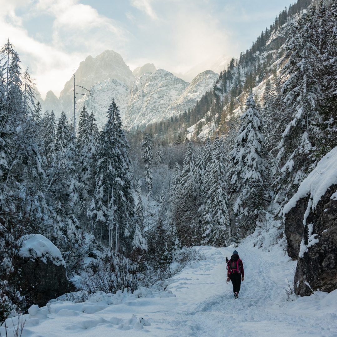 valle innevata con persona che cammina