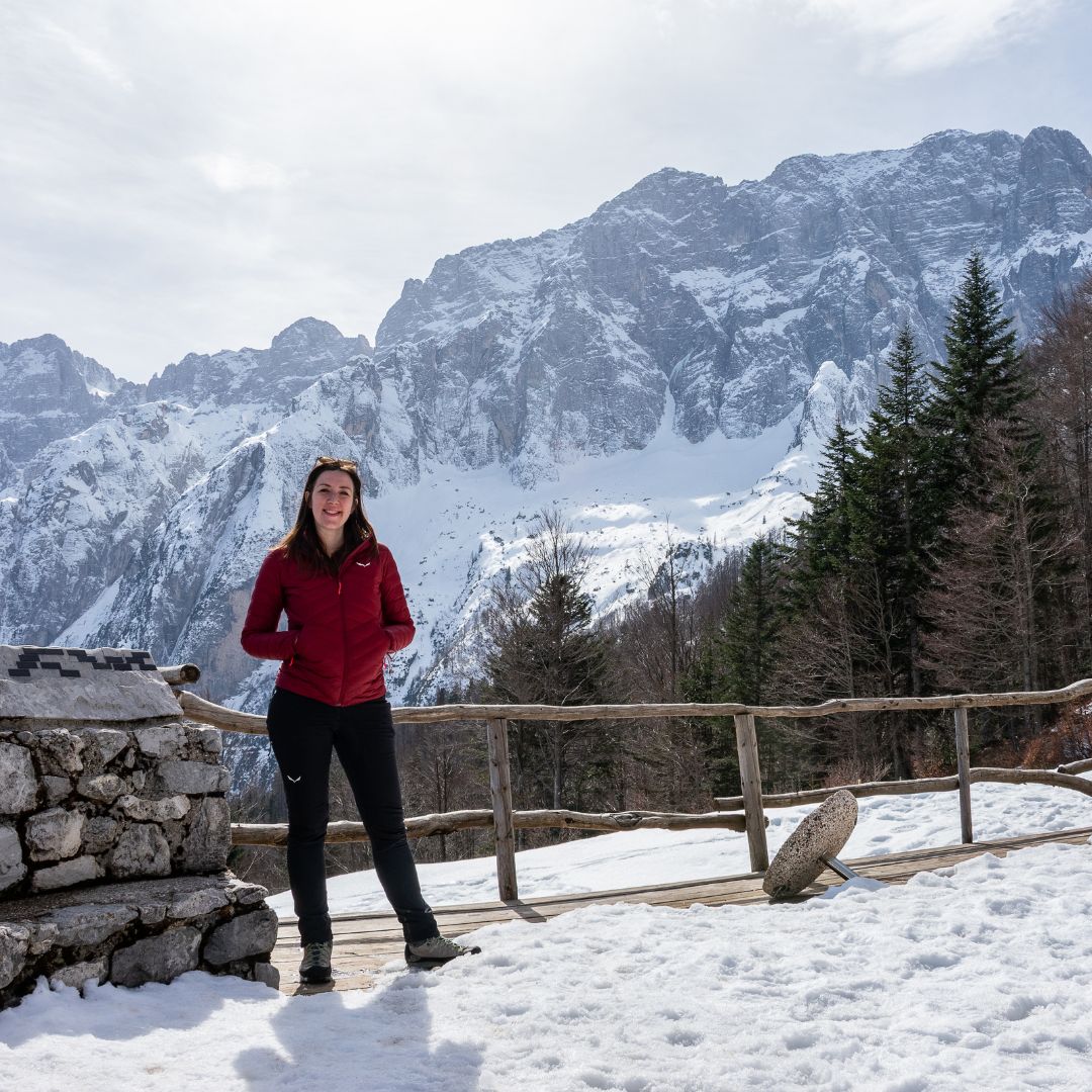 Donna panorama di montagna