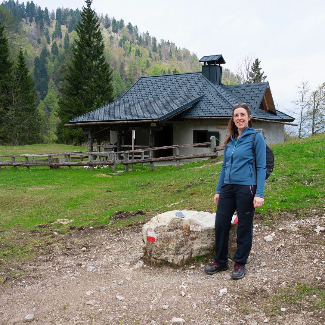 Donna davanti a casera di montagna