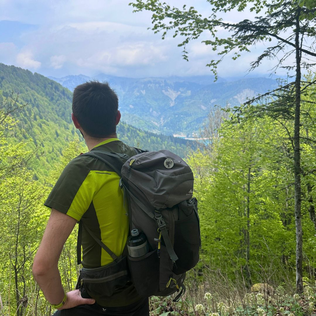 uomo davanti a panorama