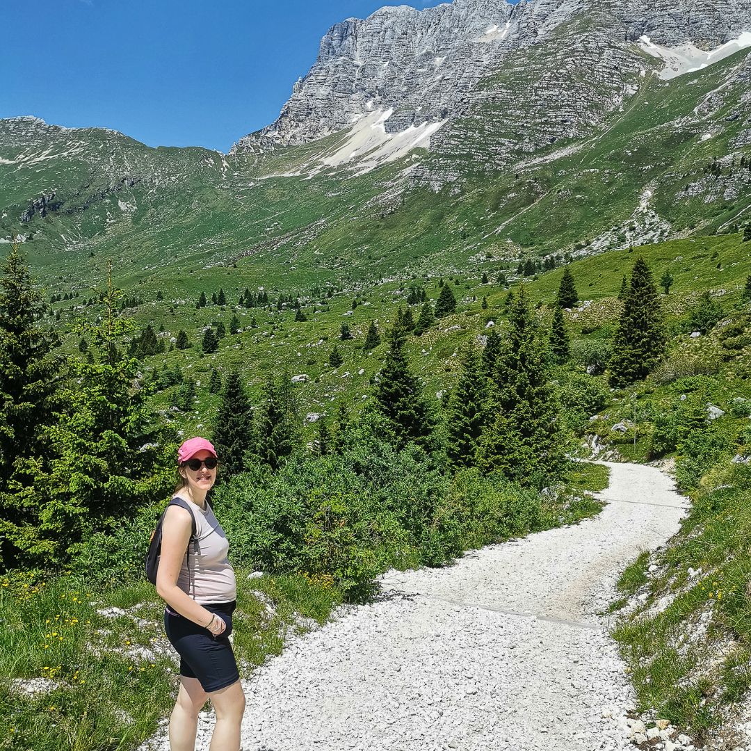 donna incinta panorama montagna