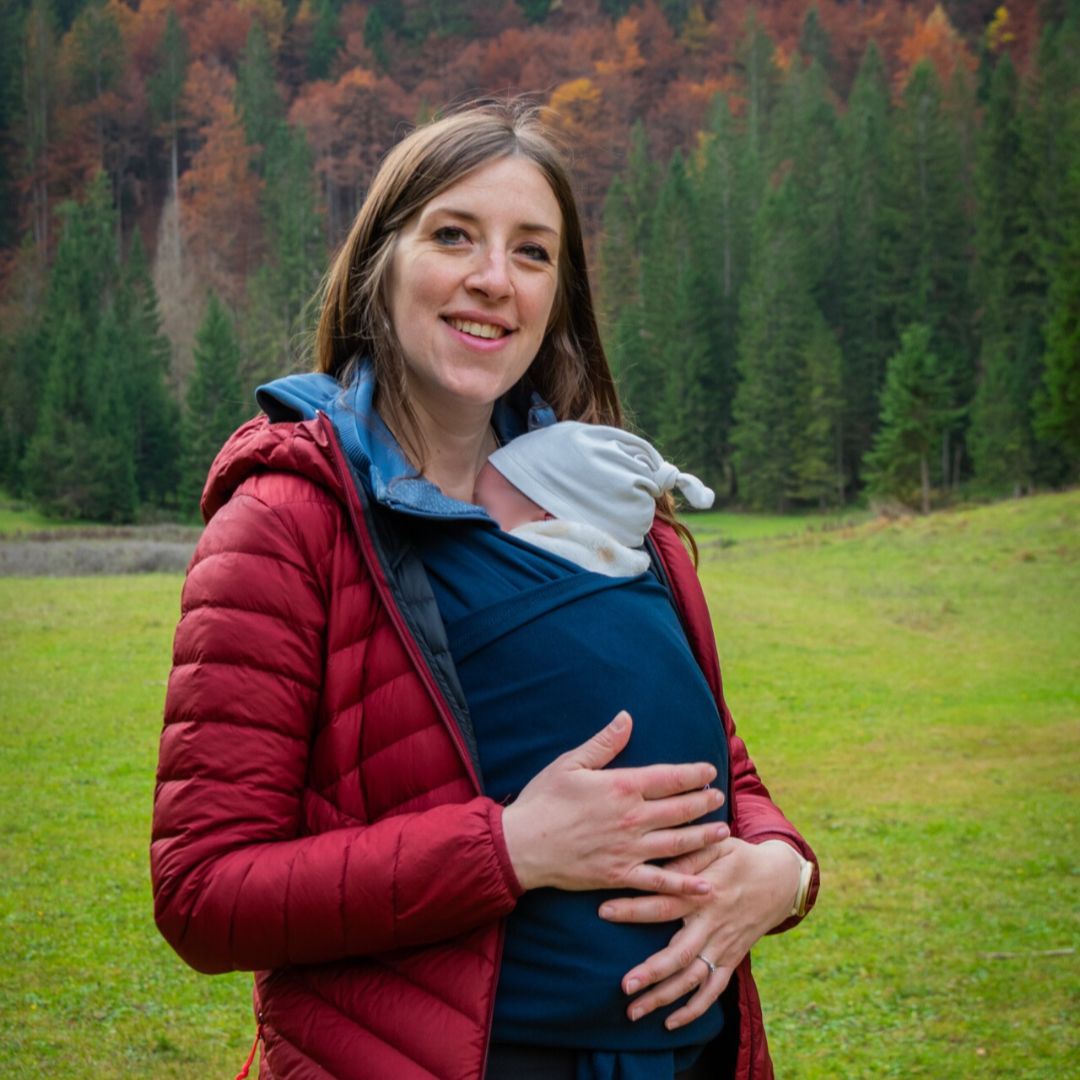 donna con bambino in fascia