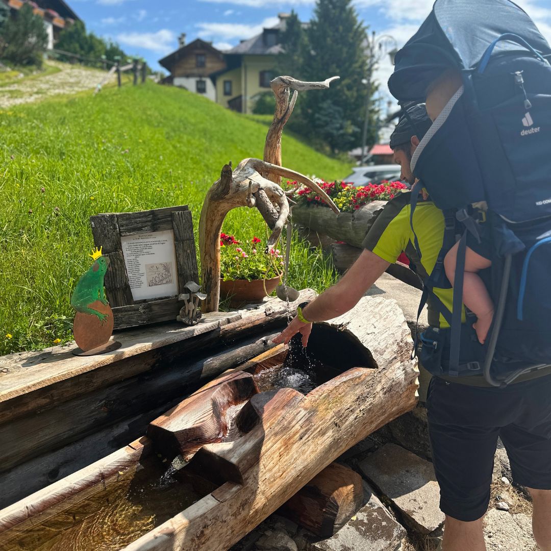 Fontanella a Sappada con persona che si abbevera